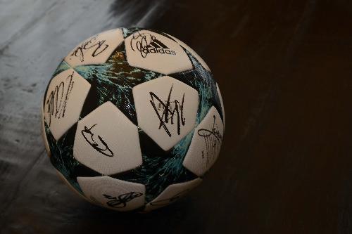 Pallone firmato dai calciatori della Juventus - Trieste 23/10/2017 